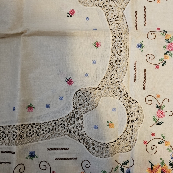 VIntage Embroidered Floral Tablecloth with Lace Oblong 66" X 50" With 6 Napkins - Picture 7 of 12